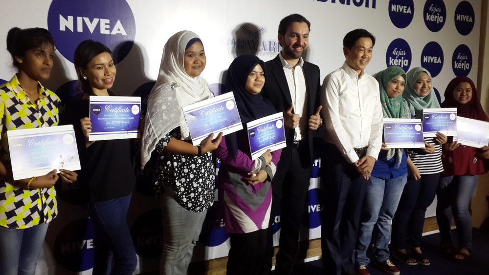 NIVEA Kejar Kerja apprentices with NIVEA's Ng Hock Guan, Country Manager for Beiersdorf Malaysia and FORWARD