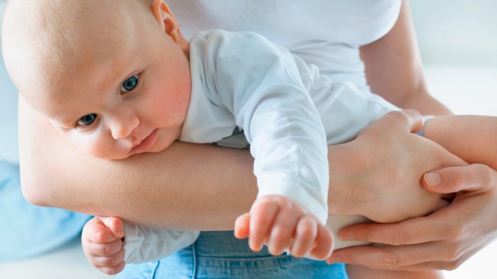 Adakah Penting Untuk Sendawakan Bayi Selepas Menyusu?