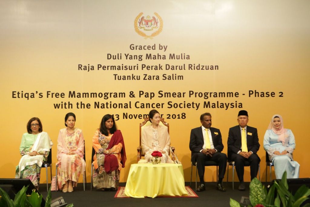 (L to R) Clare Ratnasingham, Vice President of NCSM, Yg. Teramat Mulia Raja Dato’ Seri Azureen Almarhum Sultan Azlan Muhibbuddin Shah, Dr. Saunthari Somasundaram, President NCSM, DYMM Raja Permaisuri Perak Tuanku Zara Salim, Datuk R. Karunakaran, Chairman of Maybank Ageas Holdings Berhad (MAHB), Dato’ Majid Mohamad, Chairman of Etiqa General Takaful Berhad and Etiqa Family Takaful Berhad, Norlia Mat Yusof, Chief Investment Officer, MAHB