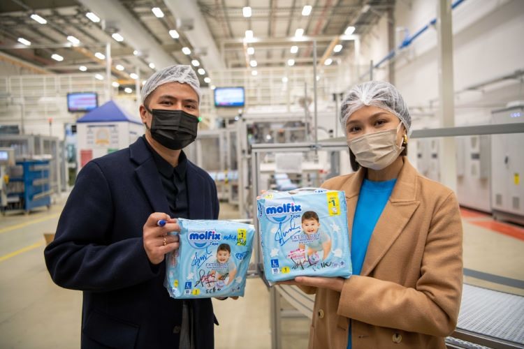 (From left to right) Awal Ashaari and Scha Alyahya signed autographs on Molfix’s product at the Hayat Kimya Factory in Turkey.