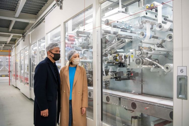 (From left to right) Molfix’s Malaysia brand ambassadors, Awal Ashaari and Scha Alyahya, experiencing a special preview on the development of Molfix products at the Hayat Kimya facility in Turkey.