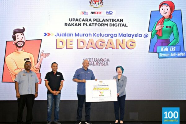 Yang Berhormat Tan Sri Datuk Seri Panglima Tpr Annuar bin Haji Musa, Minister of Communications and Multimedia Malaysia (second from right) awarding the Jualan Murah Keluarga Malaysia @DE DAGANG Digital Platform Partner status to Sharon Goh, JOCOM's Chief Operating Officer (first from right). The award ceremony was witnessed by Yang Berusaha Encik Ma Sivanesan A/L Marimuthu, Deputy Secretary General (TKSU (T)), Ministry of Communications and Multimedia Malaysia (first from left) and Yang Berusaha Ts. Mahadhir Aziz, Chief Executive Officer of MDEC (second from left).