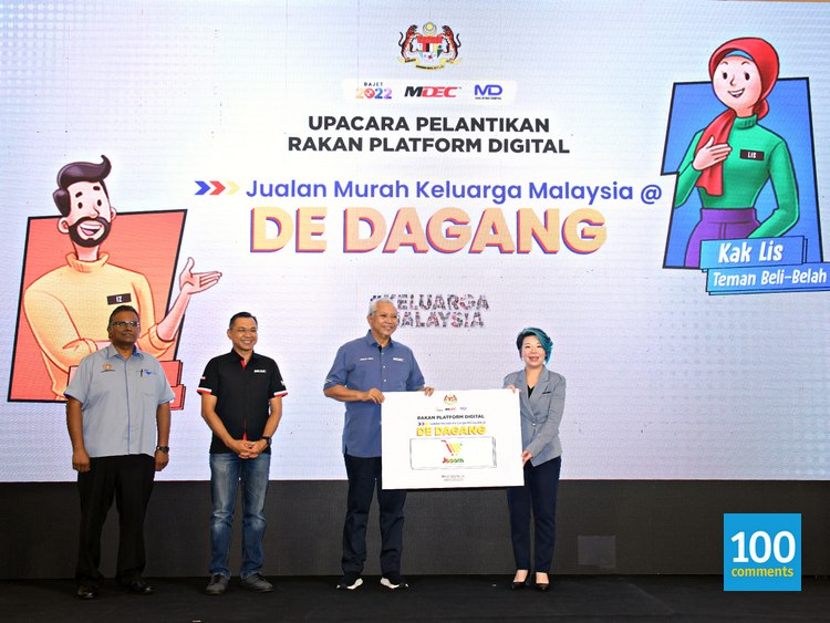 Yang Berhormat Tan Sri Datuk Seri Panglima Tpr Annuar bin Haji Musa, Minister of Communications and Multimedia Malaysia (second from right) awarding the Jualan Murah Keluarga Malaysia @DE DAGANG Digital Platform Partner status to Sharon Goh, JOCOM's Chief Operating Officer (first from right). The award ceremony was witnessed by Yang Berusaha Encik Ma Sivanesan A/L Marimuthu, Deputy Secretary General (TKSU (T)), Ministry of Communications and Multimedia Malaysia (first from left) and Yang Berusaha Ts. Mahadhir Aziz, Chief Executive Officer of MDEC (second from left).