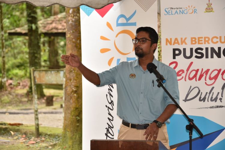 En.  Abdul Rahman bin Muhd Sedek, Assistant Director of the Department of Minerals and Geosciences for Selangor and Federal Territories, gave a briefing regarding the Gombak Hulu Langat Geopark project to the participants and guests.
