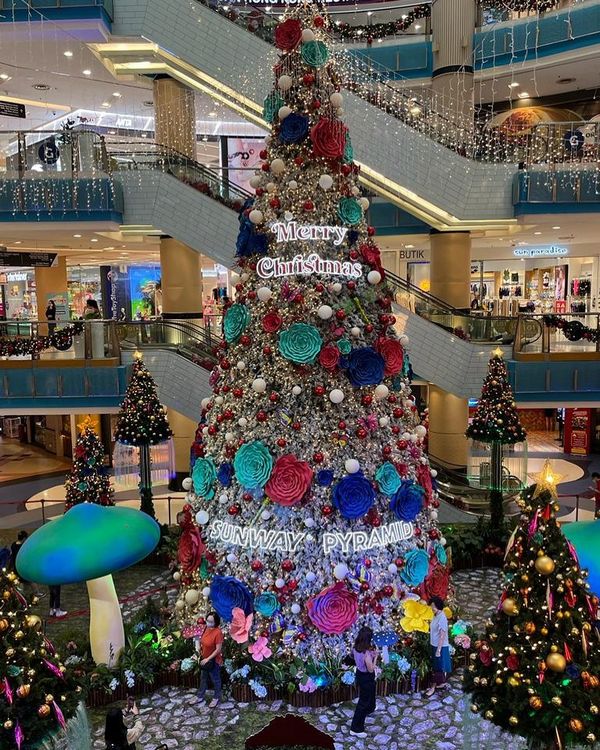 Capture Your Festive Spirit with These 8 Christmas Mall Decorations in ...