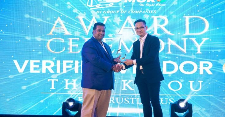 Verified Vendor Award presentation by Yh.Dato Sri Dr Barani Karuna Karan, Founder and CEO of Shoppymore and Admen Kok from Harenet Marketing