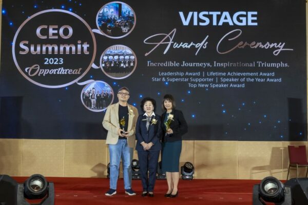 (L-R) Maverick Foo - Speaker of the Year 2022, Sherene Cheng - Executive Director of Vistage Malaysia Sdn Bhd, Kareen Woo - Top New Speaker of the Year Awardee 2022 (1)