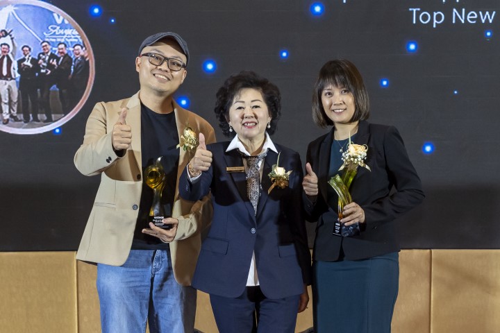 (L-R) Maverick Foo - Speaker of the Year 2022, Sherene Cheng - Executive Director of Vistage Malaysia Sdn Bhd, Kareen Woo - Top New Speaker of the Year Awardee 2022 