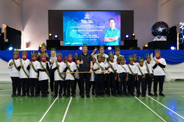 Chang Lih Kang and the guest of honour with 20 orang asli kids from SK Siong receiving sumpit as a token of appreciation