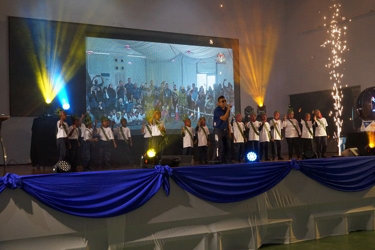 Singer and song writer Zhamzury Yusof singing the official Malaysia Techlympics song, along with 20 orang asli students from SK Siong, Baling, Kedah