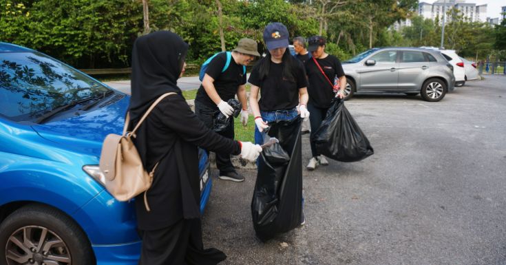 Photo 4 - Turnkey Consulting takes a stand for a cleaner environment! Our passionate team joined forces for a lakeside cleaning project at Tasik Biru Seri Kundang. From the initial group photo to the dedicated efforts of picking up trash and the impactful result of filled garbage bags, we’re committed to making a positive change. Together, we’re creating a greener future!
