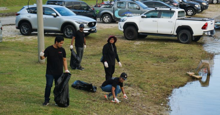 Our team members in action! Committed to a cleaner future as we diligently collect and dispose of rubbish during our lakeside cleaning project. Together, we can create a greener world. 