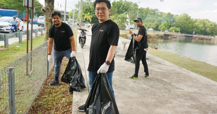 Our team members in action! Committed to a cleaner future as we diligently collect and dispose of rubbish during our lakeside cleaning project. Together, we can create a greener world.