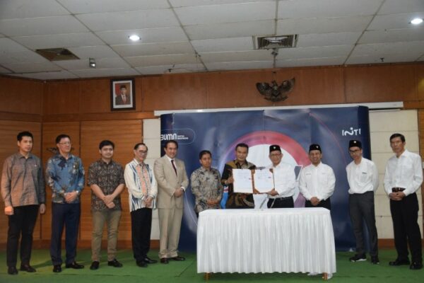 Datuk Sri Mahmud Abu Bekir Taib (fifth from left), Datuk Sri Dr Chew Han Ching (fourth from left), and Edi Witjara (three from right) along with key board members at the signing ceremony.