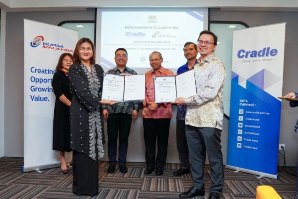 (From left) Datuk Yvonne Chia, Chairman of Cradle, Aina Zahari, Corporate Strategy Director of Bursa Malaysia, YB Chang Lih Kang, Minister of Science, Technology and Innovation, Tan Sri Abdul Wahid Omar, Chai (1)