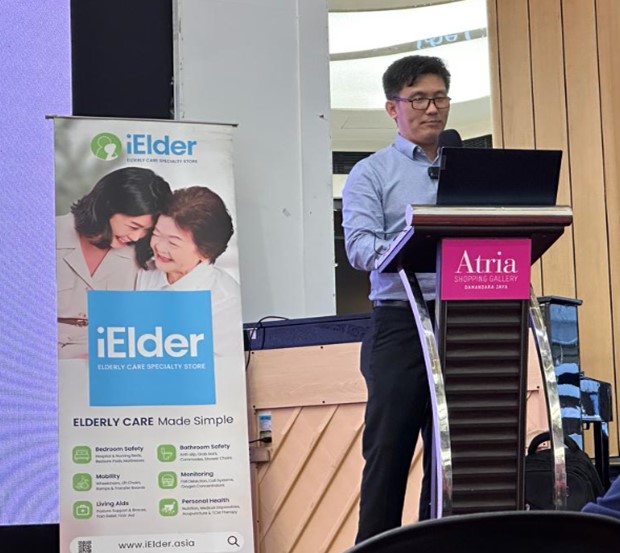 Dr Kong sharing about Integrative Medicine at the Seniors Festival recently