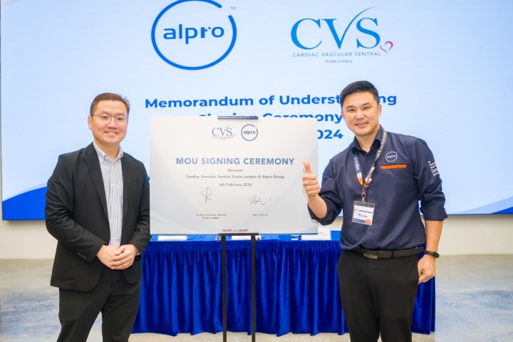 (L-R) Tan Eng Ghee (CEO of CVSKL) and Low Swee Siong (CEO of Alpro Pharmacy) officiating the collaboration.