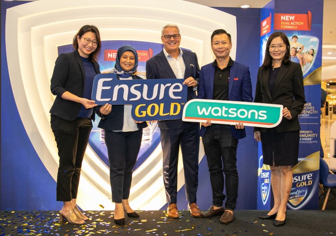 Raising awareness on muscle loss at the Abbott nationwide muscle health roadshow which introduced the Ensure® Gold StrengthPro. (L-R): Samantha Teh, Marketing Director of Abbott Malaysia, Dr. Nina Mazera Mohd Said, Abbott’s nutrition medical director for Malaysia, Mr. Timothy J Monk, General manager of Abbott’s nutrition business for Malaysia, Danny Hoh, General Manager for Marketing and Consumer Growth of Watsons Malaysia and Foo Hwei Jiek, Trading Director of Watsons Malaysia.