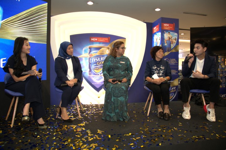 Experts sharing misperceptions and realities on muscle health. (L-R): Melissa Ong, Emcee and Moderator, Dr. Nina Mazera Mohd Said, Abbott’s nutrition medical director for Malaysia, Prof Dr. Shahrul Bahyah Kamaruzzaman, President of Malaysian Healthy Ageing Society (MHAS), caregiver and content creator, Alvin Teo and Grandmother (Ah Ma).