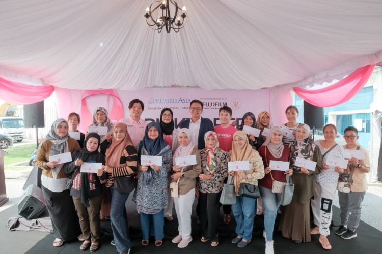 Women from Balakong who received the health screening vouchers from ADUN Balakong