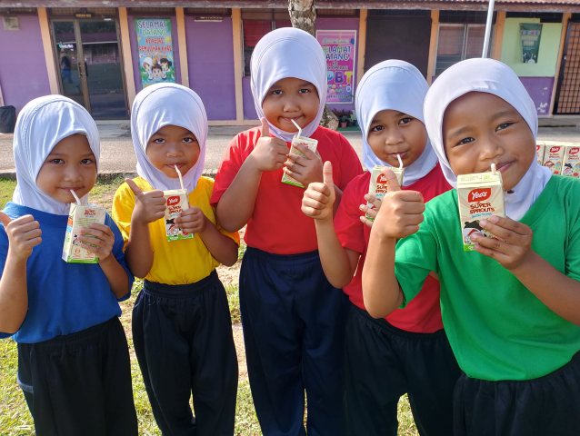 School children enjoying the nutritious Yeo’s SuperSprouts™ Soy Milk after their School Sports Day