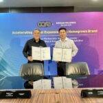 左起：CARE Latex 创办人林子风以及 Kossan Holdings 代表林绍青先生于签约仪式上握手合影，正式宣布Kossan Holdings入股本土安全套品牌CARE Latex，携手加速马来西亚品牌迈向全球市场。