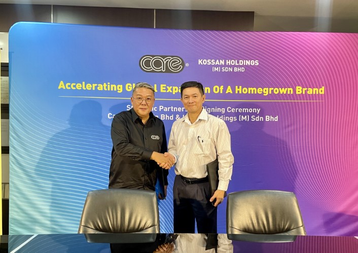 左起:CARE Latex 创办人林子风以及 Kossan Holdings 代表林绍青先生于签约仪式上握手合影,正式宣布Kossan Holdings入股本土安全套品牌CARE Latex,携手加速马来西亚品牌迈向全球市场。