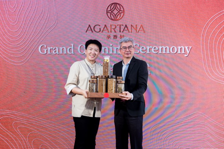 Heartana hands over 1kg of premium Agartana agarwood resin to UTAR’s Traditional and Complementary Medicine Centre for clinical trials on its therapeutic uses in wellness and traditional medicine.