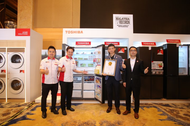 Steven Yang (second from right) launching Malaysia’s Biggest-Capacity Refrigerator officially certified by the Malaysia Book of Records