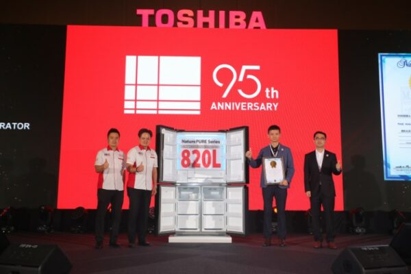 Steven Yang (second from right) launching Malaysia’s Biggest-Capacity Refrigerator officially certified by the Malaysia Book of Records (2)