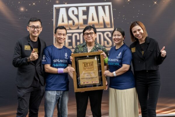 Datuk Rosly @ Rahmat Ahmat Lana (Middle), President of Zoo Negara with Johan Ooi (2nd left)& Cherry Ho (2nd right)