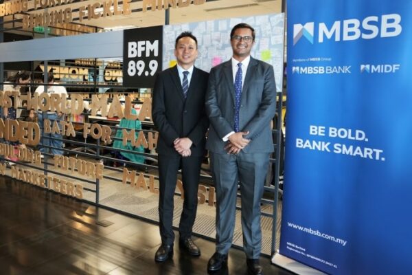 MBSB银行负债与产品部主管Soo Bee Theong先生和集团消费银行总监乌斯曼·高斯(Usman Ghouse)最近接受BFM 89.9电台采访时所摄
