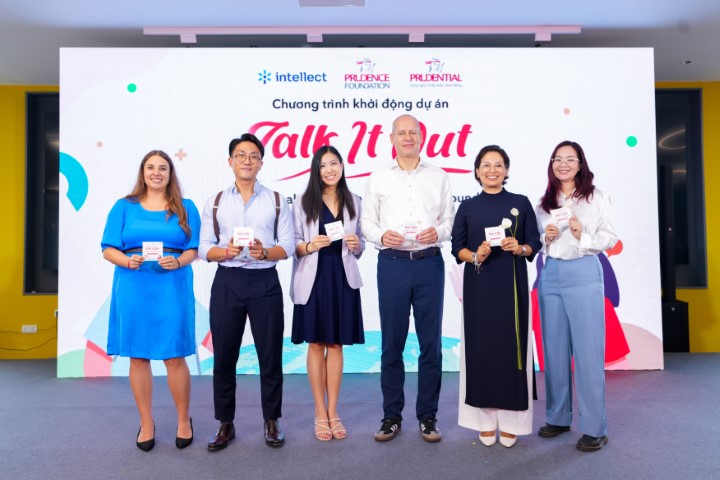 Arjan Toor, CEO, Health, Prudential plc (third from right) and Diana Guzman, Chair of Prudence Foundation and Chief Sustainability Officer, Prudential plc (second from left) at the launch of Talk It Out in Vietnam