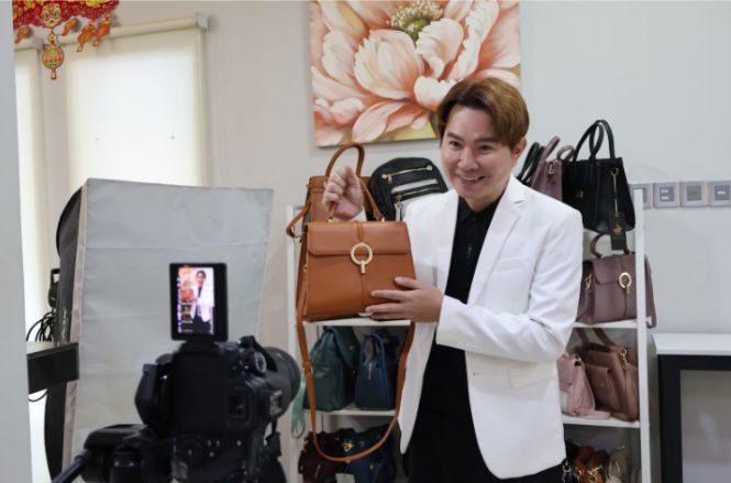 Gary叶俊岑正在直播销售女包。