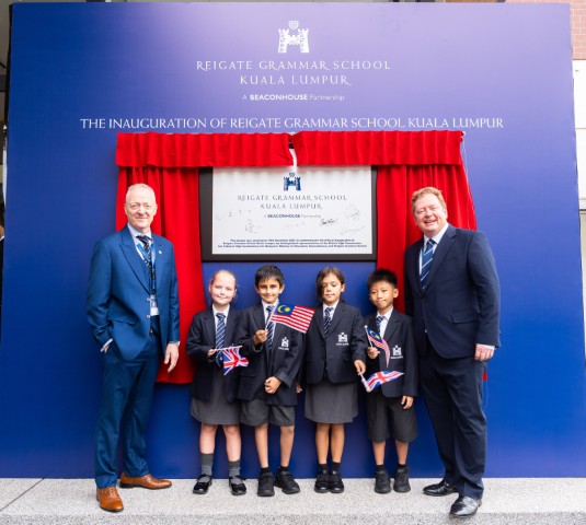 （左）Phillip Bailey，Reigate Grammar School Kuala Lumpur 校长，以及（右）Shaun Fenton，Reigate Grammar School 集团执行校长，在 Reigate Grammar School Kuala Lumpur（RGSKL）开幕典礼的正式签署仪式上。
