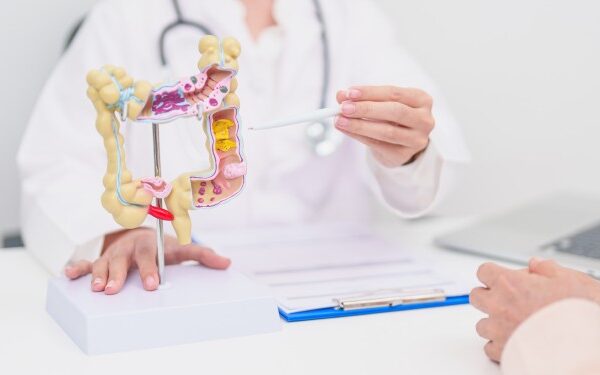 Jothinathan Muniandy 医生呼吁全科医生应当主动并常态化地与病人谈论肠道健康，因为基层医生是预防与早期发现肠道疾病的第一道防线。