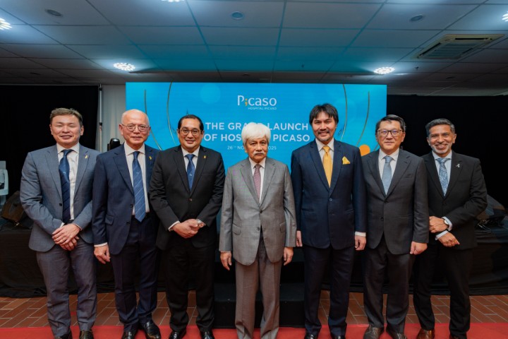 森美兰州最高元首殿下 Tuanku Muhriz Ibni Almarhum Tuanku Munawir 莅临主持 Hospital Picaso 的盛大开幕典礼。随同殿下出席的包括 Yang Amat Mulia Tunku Besar Seri Menanti 兼益康医院主席 Tunku Ali Redhauddin Ibni Tuanku Muhriz。其他出席领袖包括 YB Dato’ Dr Luqman Mazlan、YB 拿督骆泽锌医生、Asia OneHealthcare 董事经理兼集团首席执行长 Dr Chan Boon Kheng，益康医院董事会成员 Anwar Anis, 以及乳房外科医生，黄楚竤医生。
