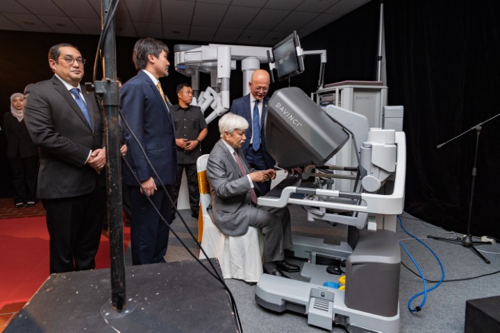 森美兰州最高元首殿下 Tuanku Muhriz Ibni Almarhum Tuanku Munawir 使用先进的 Da Vinci 机器人手术系统进行象征性的剪彩仪式，正式为益康医院隆重开幕。现场见证这一历史性时刻的包括 Yang Amat Mulia Tunku Besar Seri Menanti 兼益康医院主席 Tunku Ali Redhauddin Ibni Tuanku Muhriz，以及 YB Dato’ Dr Luqman Mazlan 和 YB 拿督骆泽锌医生。