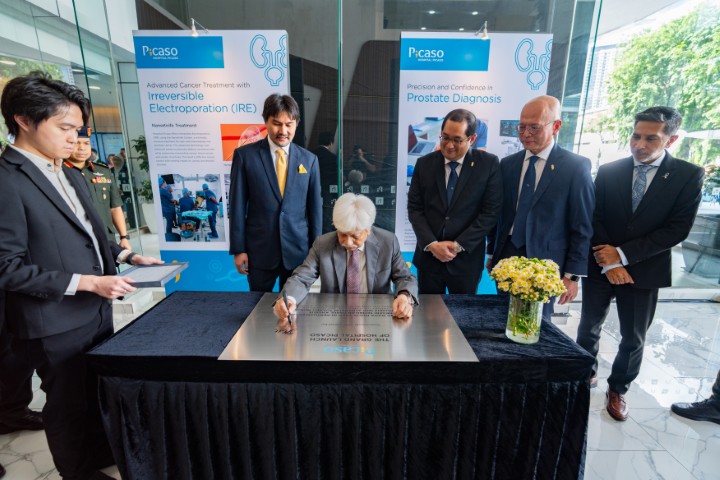 森美兰州最高元首殿下 Tuanku Muhriz Ibni Almarhum Tuanku Munawir 在益康医院参观期间，于开幕礼程序中签署纪念铭牌。见证签署仪式的包括 YB Dato’ Dr Luqman Mazlan、YB 拿督骆泽锌医生，以及益康医院董事会成员 Anwar Anis。