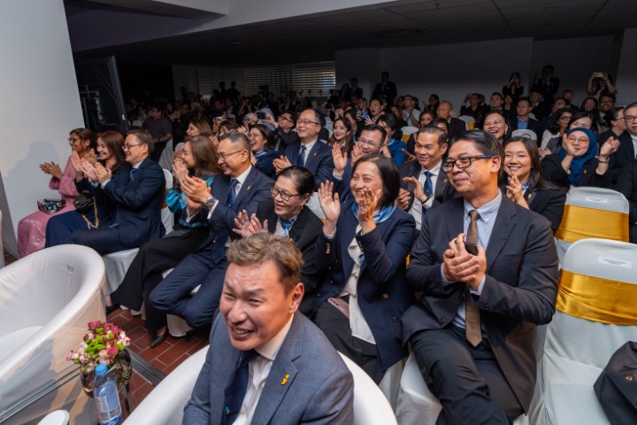 益康医院的专科医生团队欣然为医院正式开幕鼓掌致意, 拥抱融合创新科技与以患者为中心的医疗新时代。