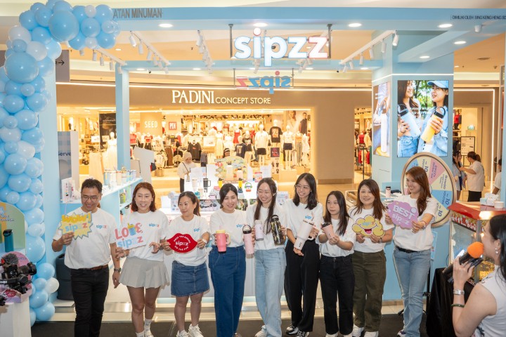 (From right) Catherine Soo with the management and staff of Sipzz at the Flagship Store Grand Opening