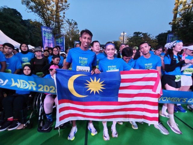 马来西亚跑者 Noor Amelia Musa 和 Nik Fakaruddin Ismail 在10公里赛中表现出色,分别以00:45:39和00:38:37的成绩获得2026年HAIER国际妇女节跑步赛10公里组亚军。