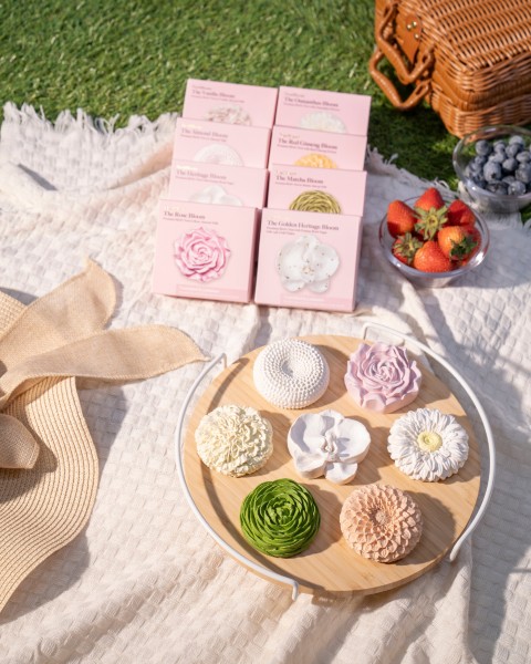 NestBloom玫瑰杏仁燕窝花——以优质燕窝、玫瑰、杏仁及冰糖精制成精致花形,只需数分钟,即可绽放成一碗温热滋养的燕窝甜品。